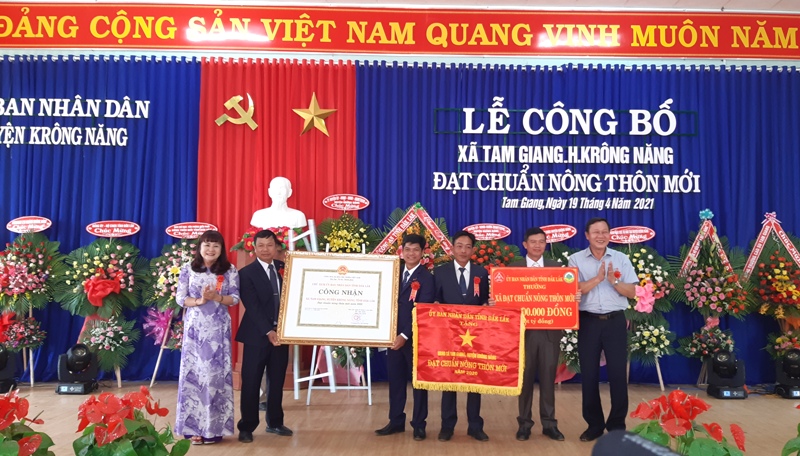 Xã Tam Giang đón bằng công nhận xã đạt chuẩn Nông thôn mới