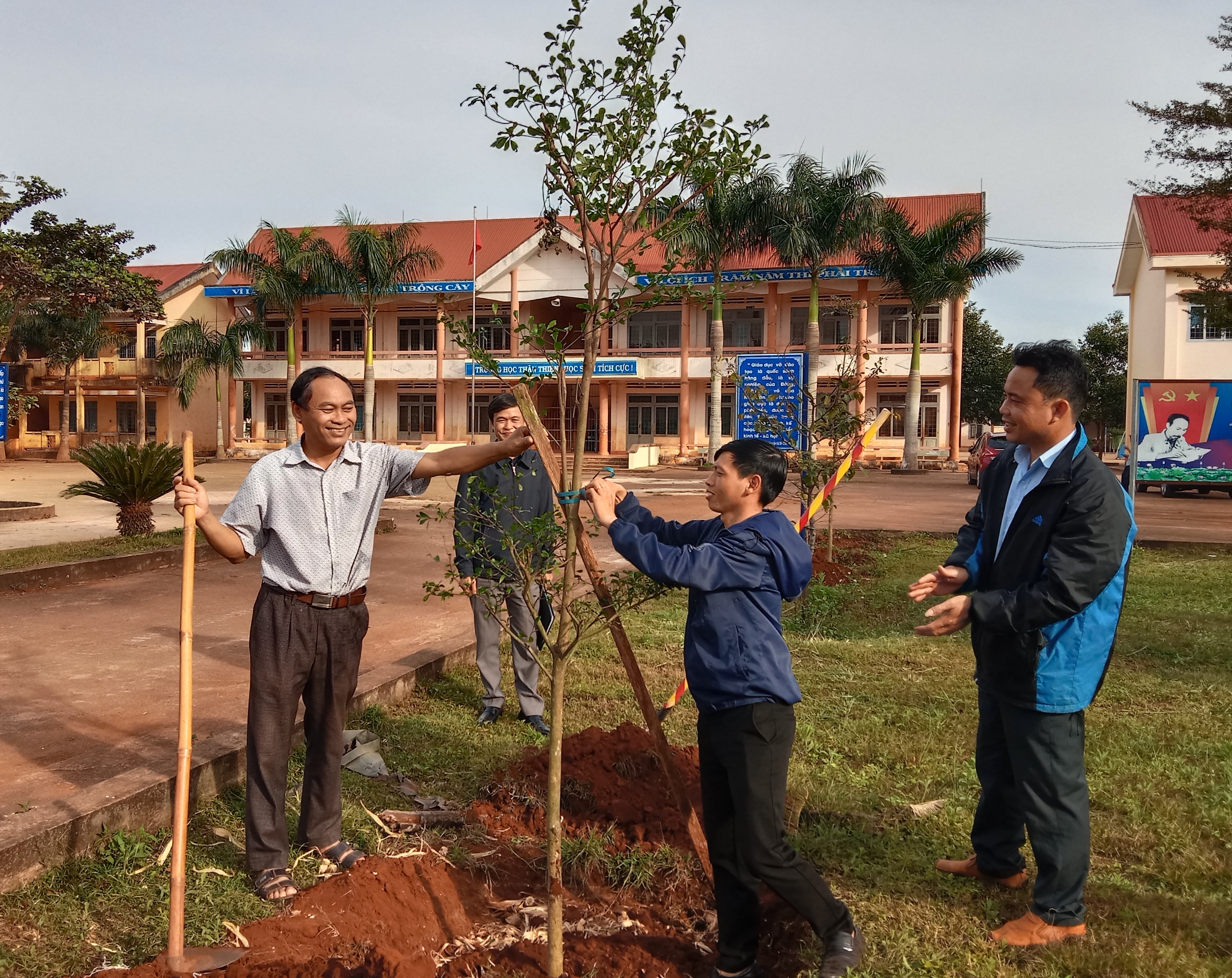 Phòng Nông nghiệp & PTNT huyện Krông Năng bàn giao bảng truyền thông, thùng rác và trồng cây xanh tại các trường học.