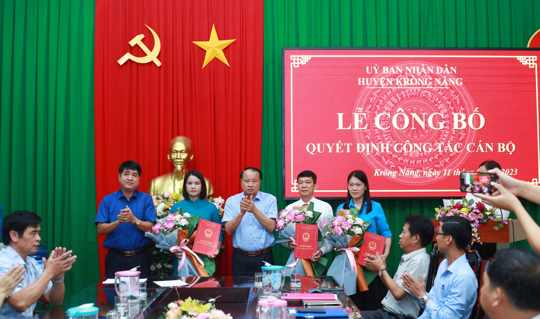 Huyện Krông Năng công bố các quyết định về công tác cán bộ