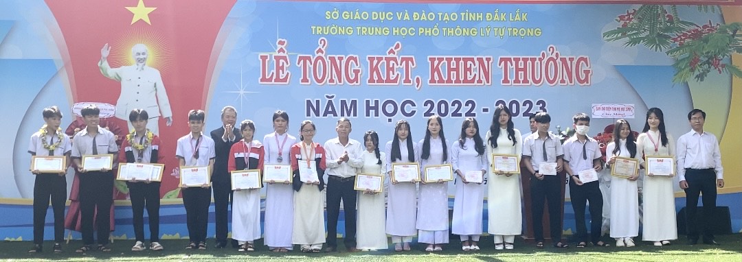 Trường THPT Lý Tự Trọng tổng kết năm học 2022 - 2023