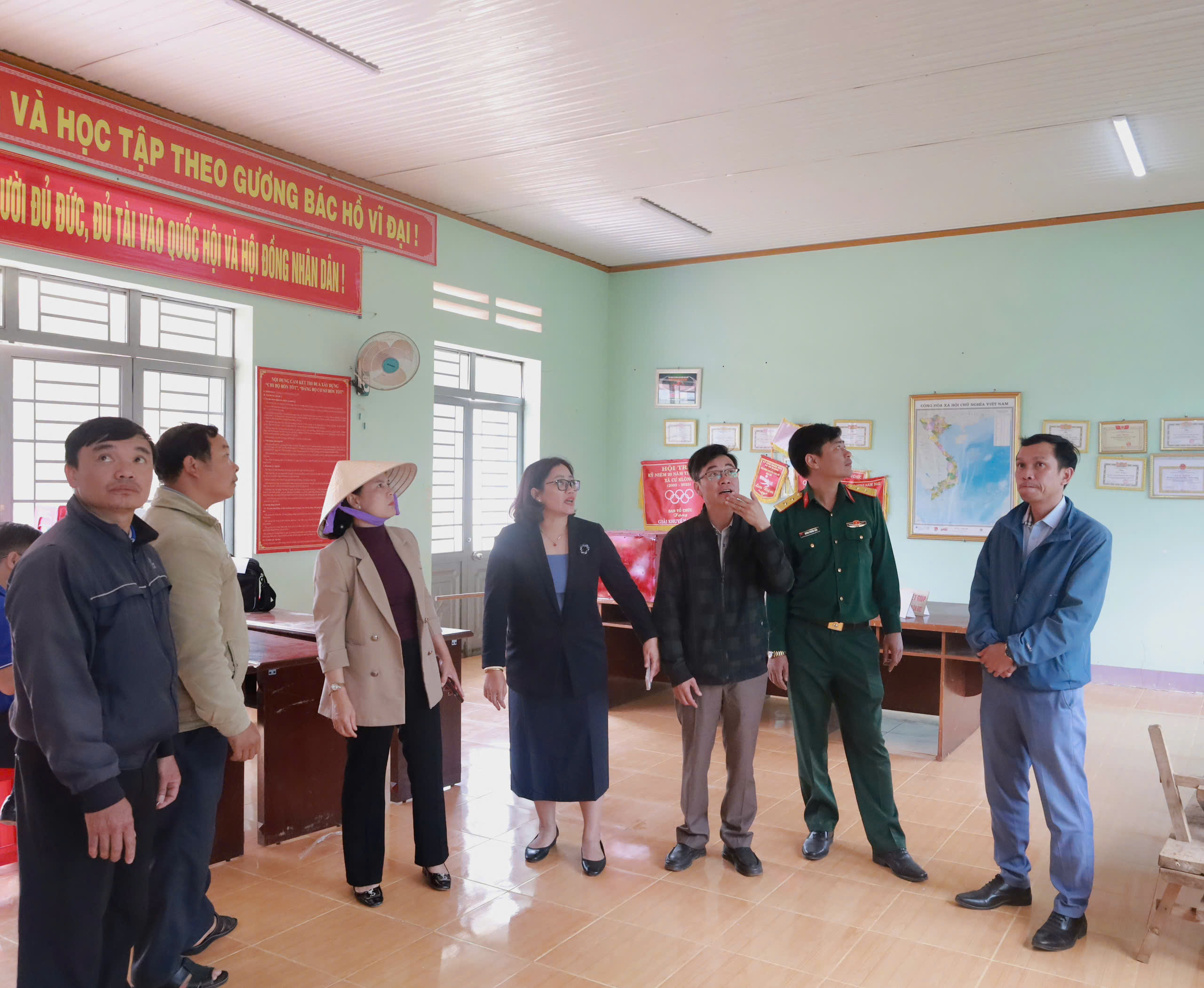 Bí thư Đảng ủy xã Tam Giang, tỉnh Đắk Lắk kiểm tra công tác chuẩn bị bầu cử tại các khu vực bỏ phiếu