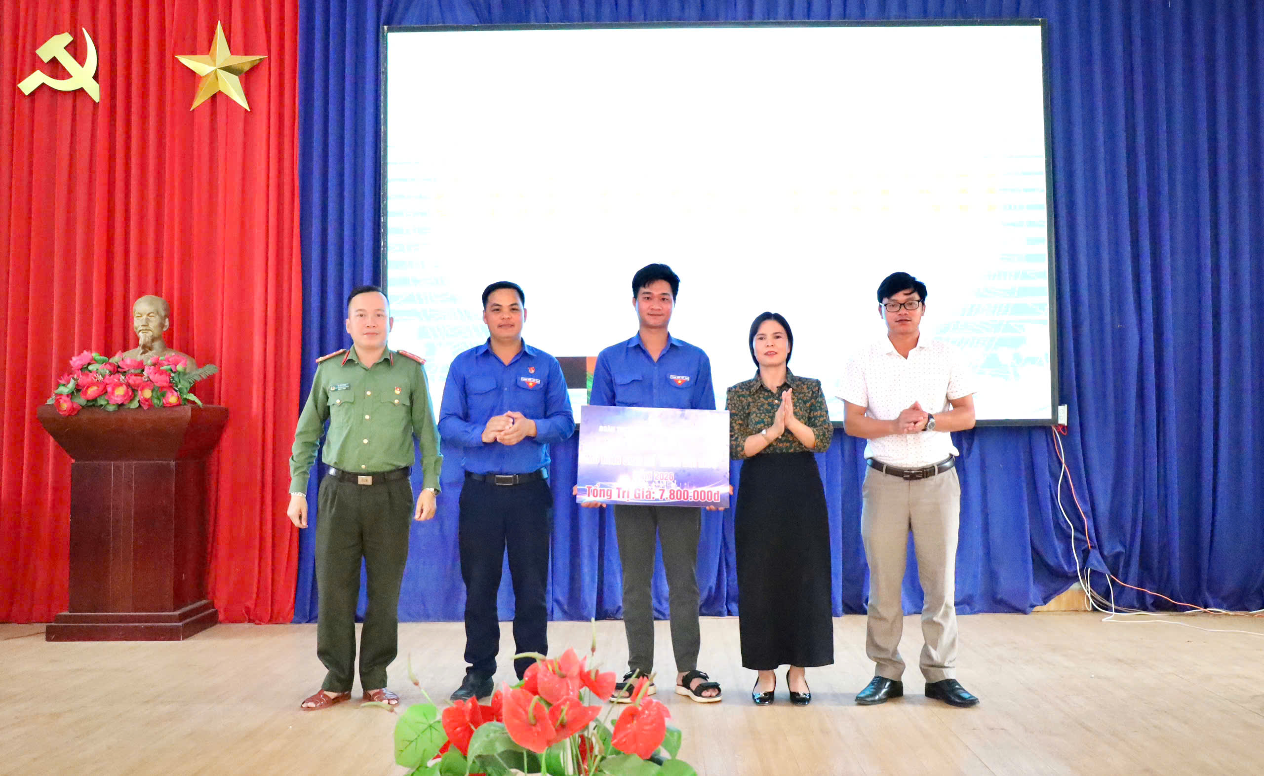 Trao mô hình sinh kế cho Đoàn viên