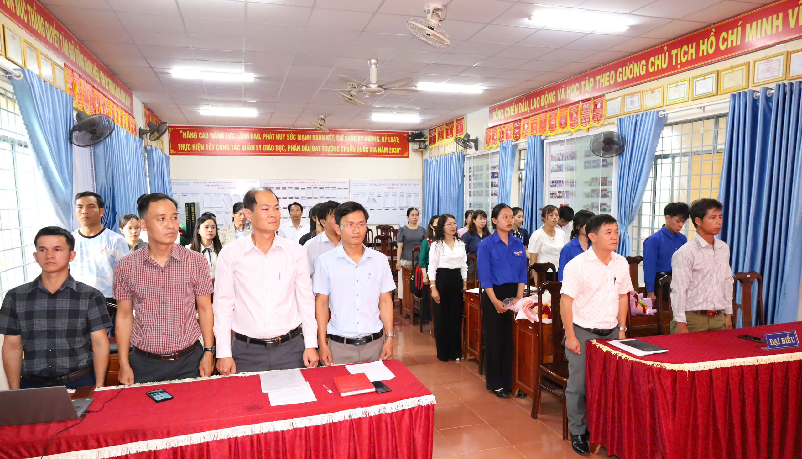 Chi bộ Trường THPT số 1 Tôn Đức Thắng, xã Tam Giang tổ chức Lễ kết nạp Đảng viên mới