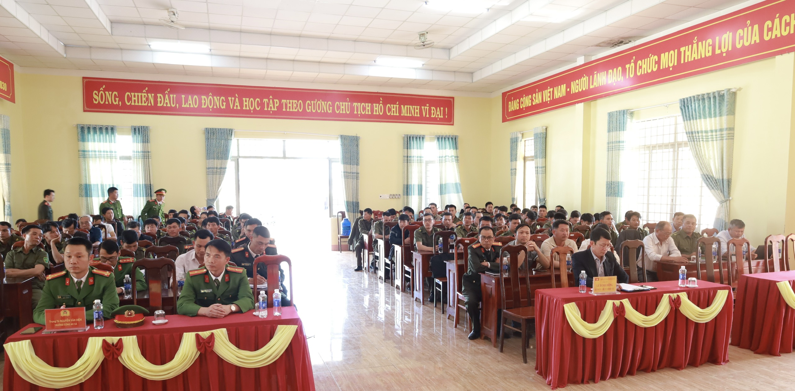 Hội nghị đối thoại giữa công an xã và lực lượng an ninh trật tự ở cơ sở, ban tự quản thôn, buôn