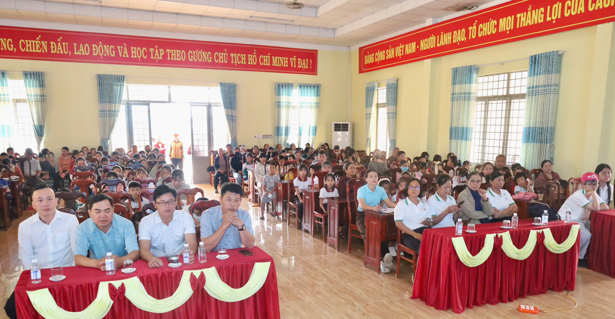 Trao tặng 120 phần quà, tiếp sức học sinh có hoàn cảnh khó khăn đến trường