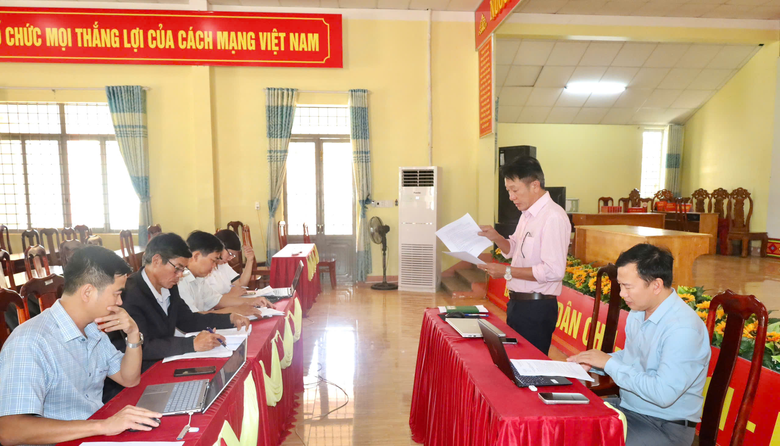 Ban đại diện Hội đồng quản trị Ngân hàng Chính sách xã hội xã Tam Giang đánh giá kết quả hoạt động tín dụng chính sách quý II, triển khai nhiệm vụ quý III năm 2026