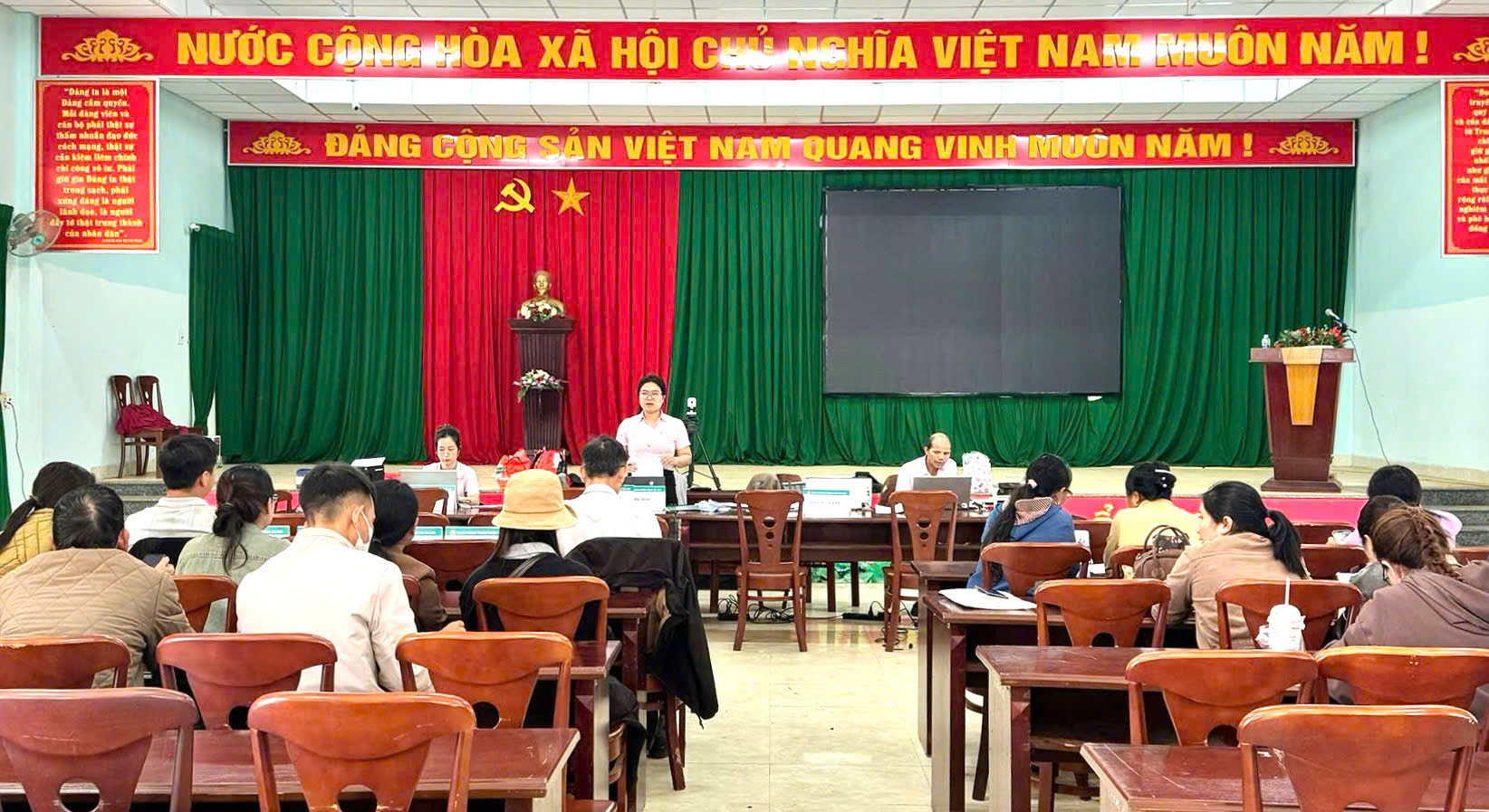 ĐIỂM GIAO DỊCH CƯ KLÔNG – XÃ TAM GIANG: TÍN DỤNG CHÍNH SÁCH ĐỒNG HÀNH CÙNG NGƯỜI DÂN