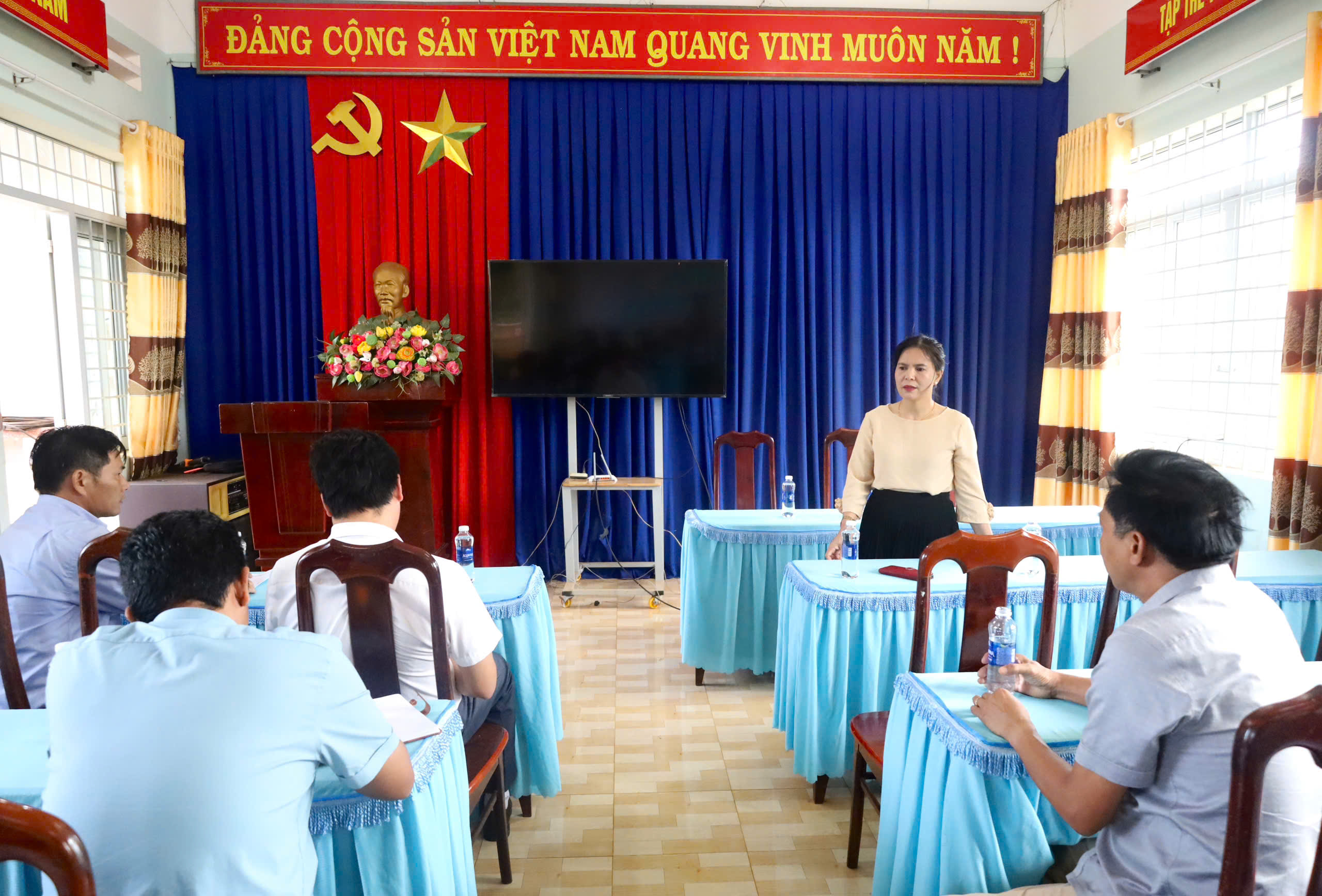 Đồng chí Bí thư Đảng ủy xã Tam Giang kiểm tra cơ sở vật chất các trường học chuẩn bị cho năm học mới