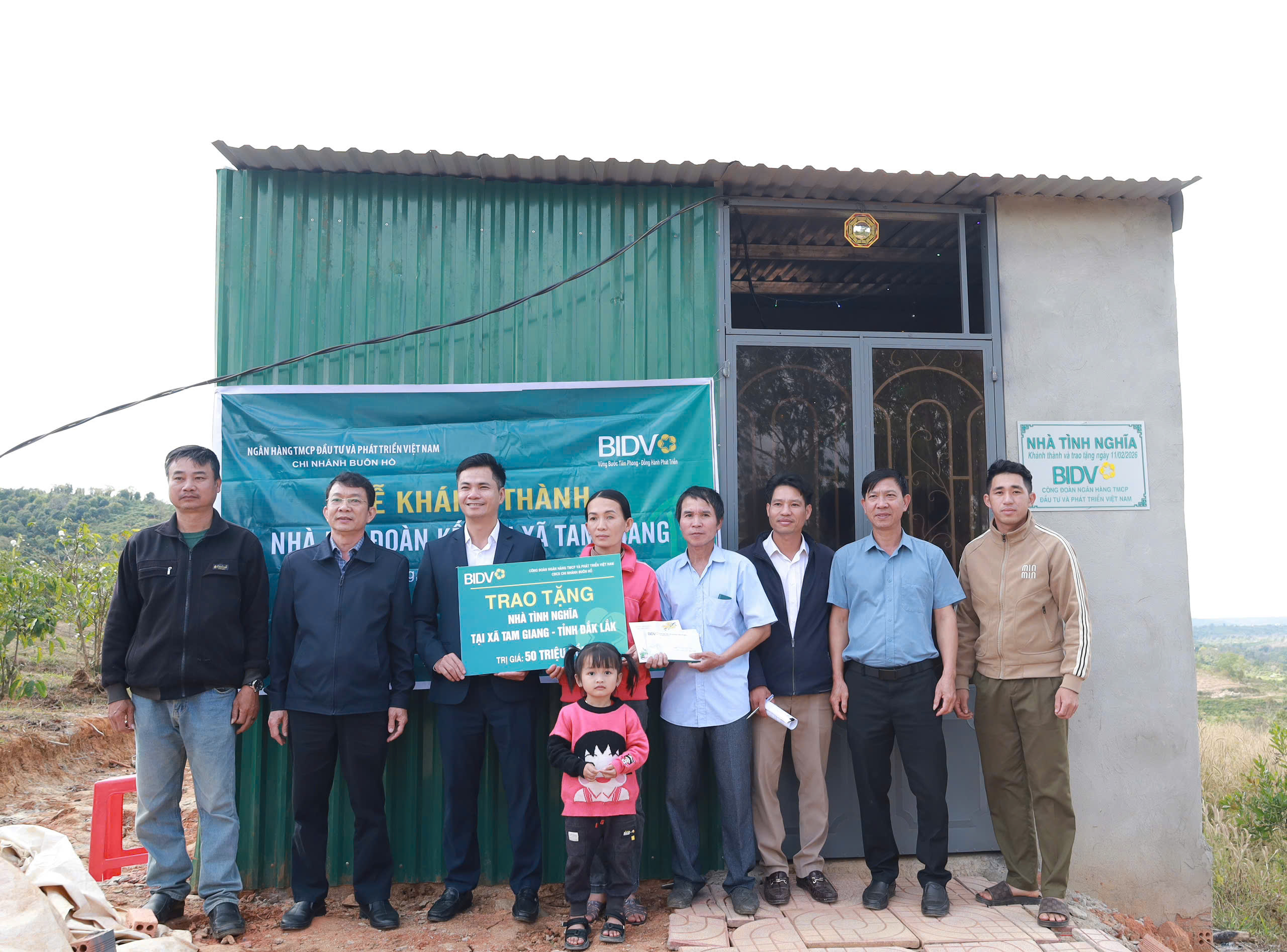 Bàn giao nhà tình nghĩa cho hộ nghèo tại xã Tam Giang