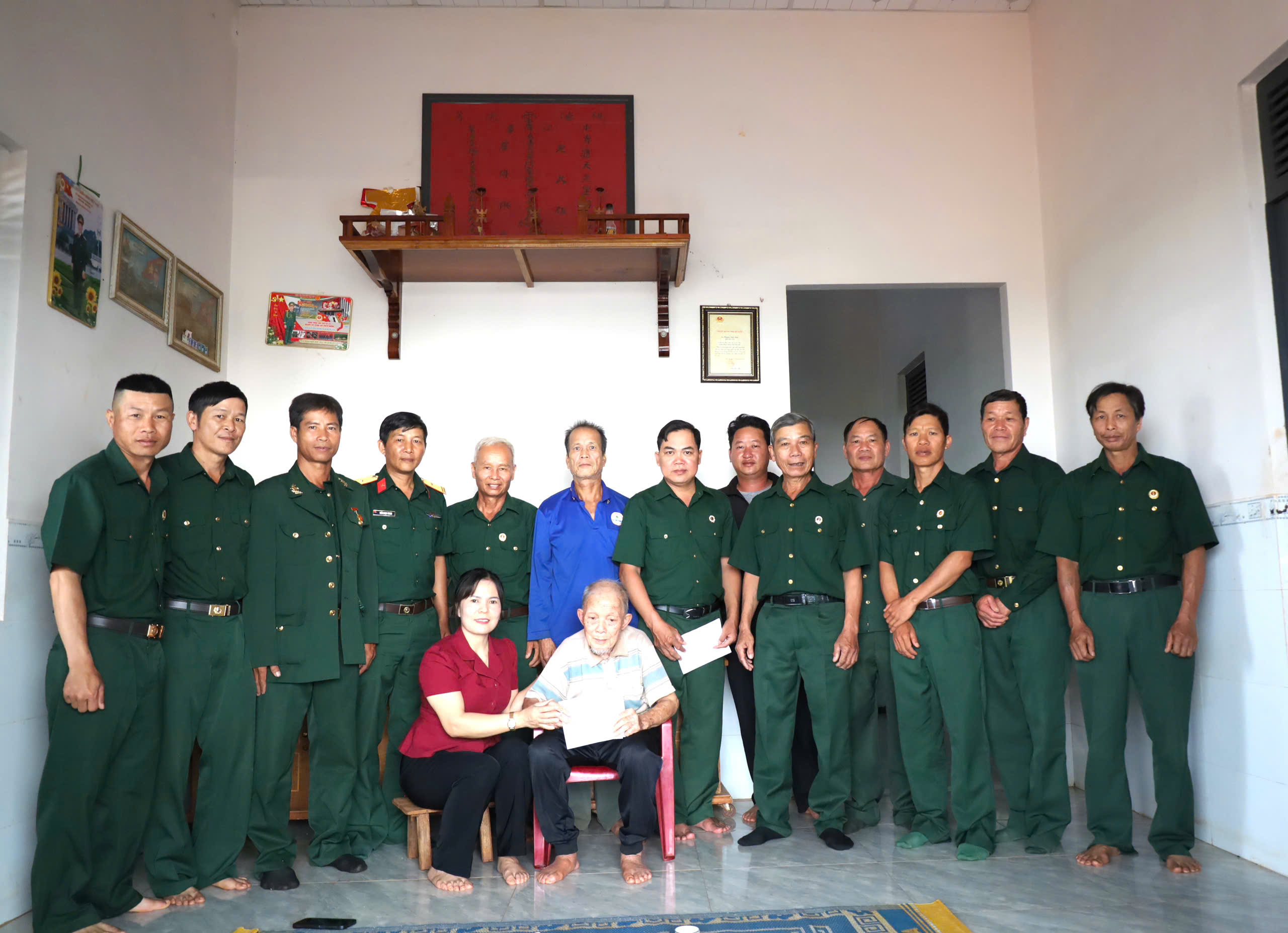 Lãnh đạo xã Tam Giang, tỉnh Đắk Lắk thăm, tặng quà hội viên Cựu chiến binh thời kỳ kháng chiến chống Pháp