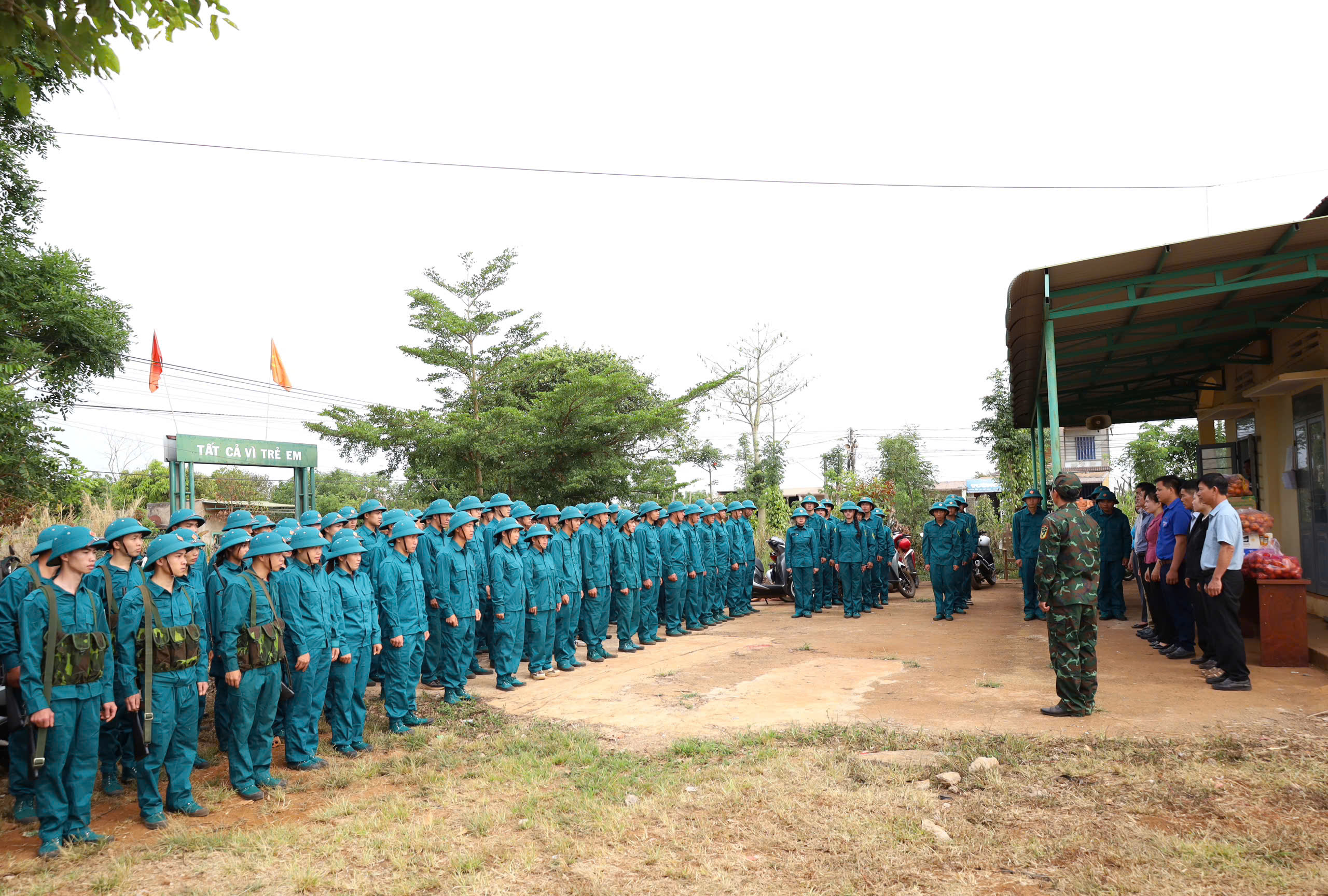 LÃNH ĐẠO XÃ TAM GIANG THĂM, ĐỘNG VIÊN LỰC LƯỢNG DÂN QUÂN HUẤN LUYỆN NĂM THỨ NHẤT
