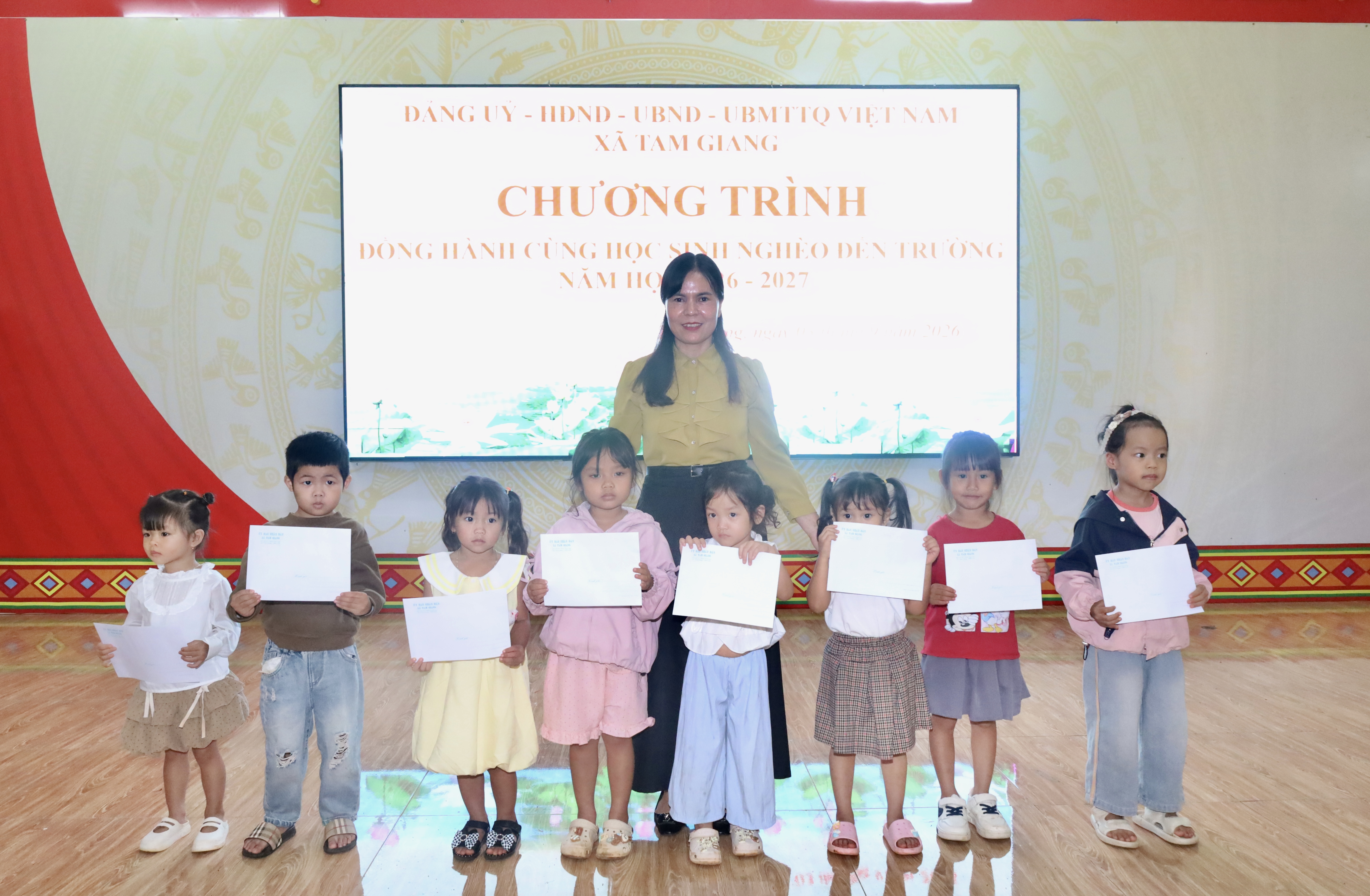 Xã Tam Giang trao tặng 155 suất quà cho học sinh có hoàn cảnh khó khăn