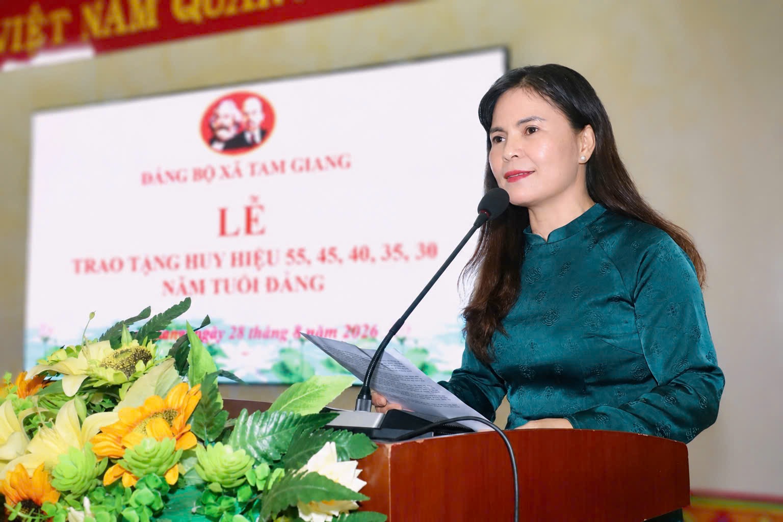 Đảng ủy xã Tam Giang trao tặng Huy hiệu Đảng đợt 2/9