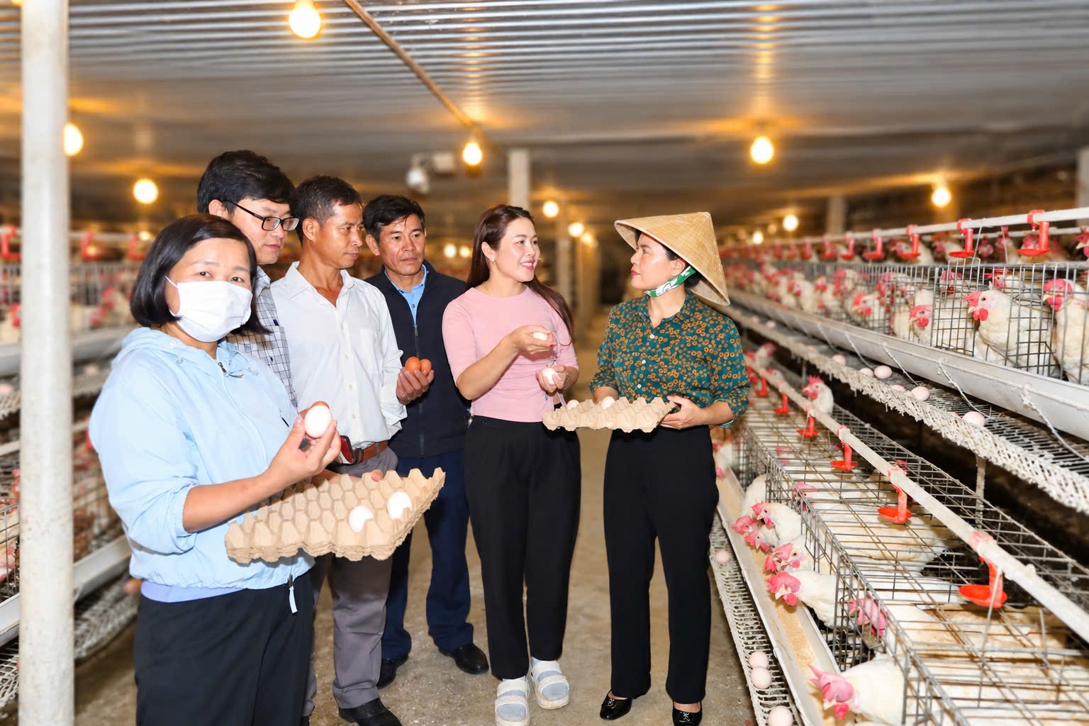 Bí thư Đảng ủy xã Tam Giang thăm, khảo sát các mô hình kinh tế tiêu biểu trên địa bàn xã