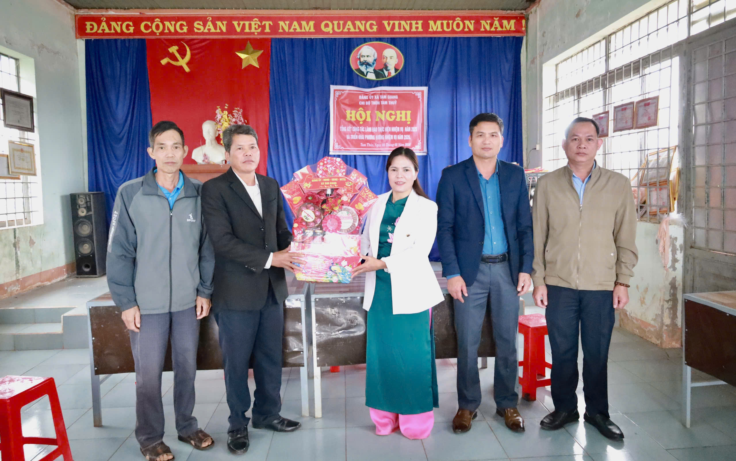 Lãnh đạo xã Tam Giang, tỉnh Đắk Lắk thăm, chúc Tết các thôn, buôn và người có công với cách mạng