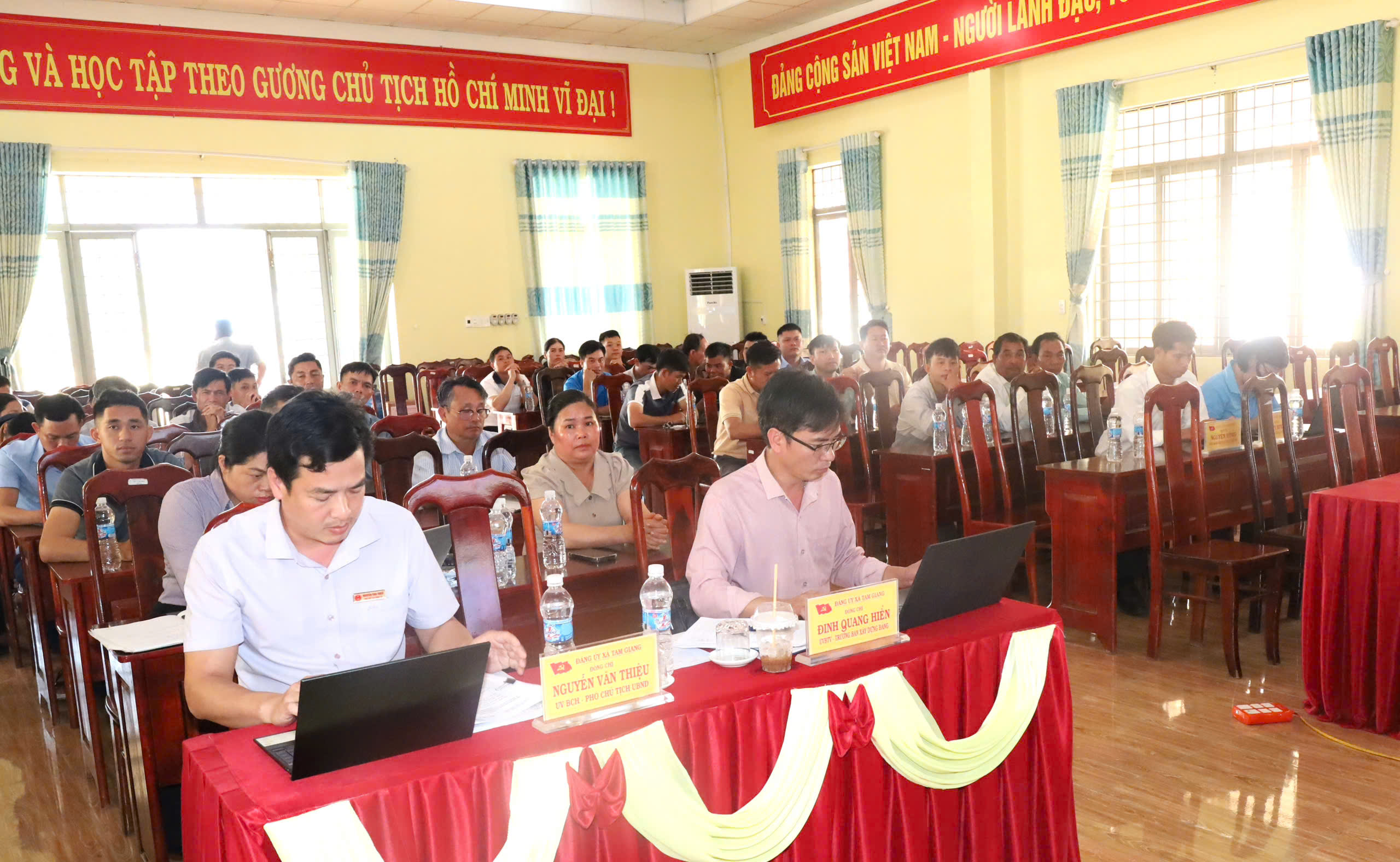 Xã Tam Giang gặp mặt người hoạt động không chuyên trách để nắm bắt tâm tư, nguyện vọng phục vụ công tác sáp nhập, tổ chức lại thôn, buôn.