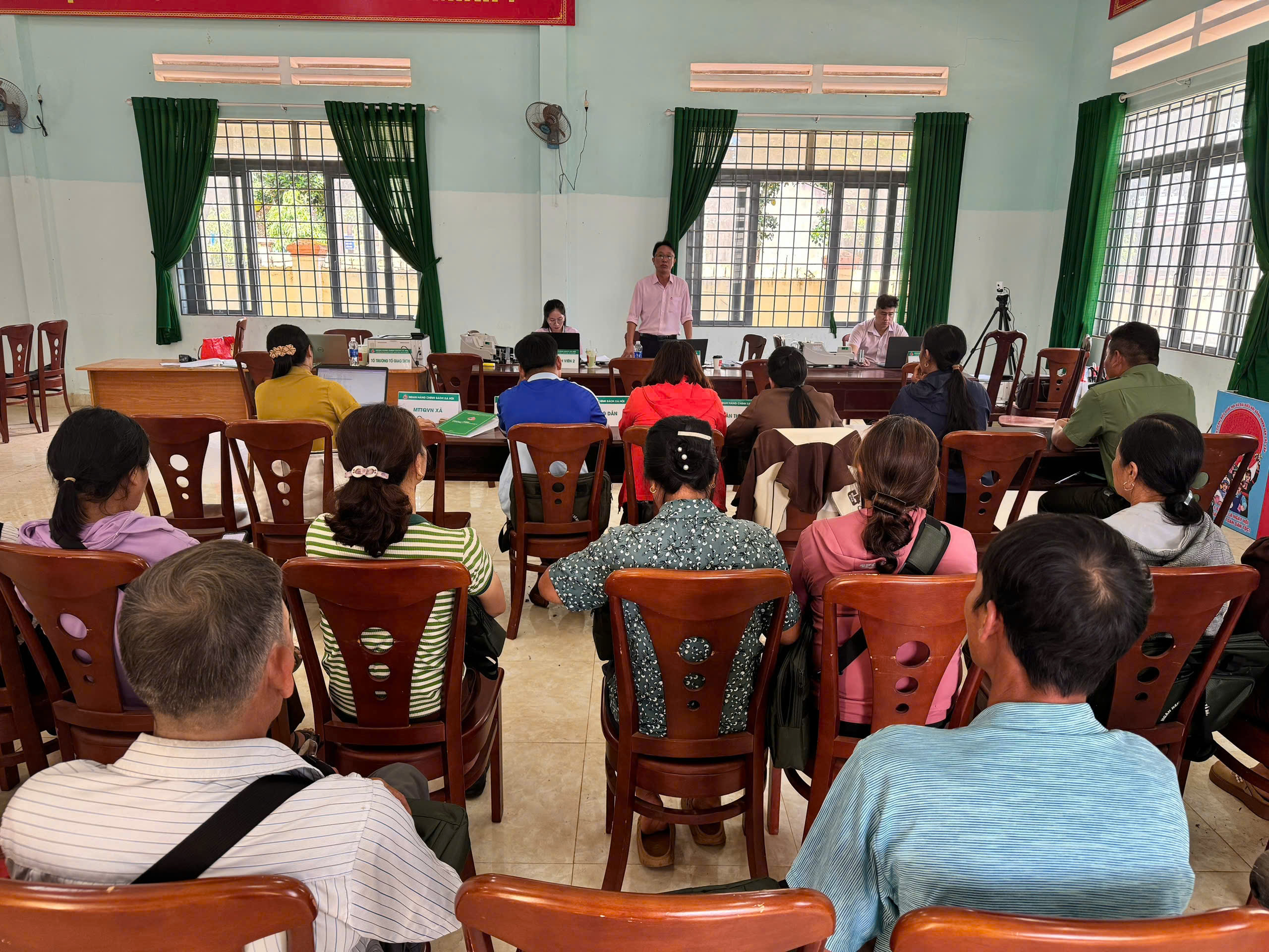 PHÒNG GIAO DỊCH NHCSXH KRÔNG NĂNG NÂNG CAO CHẤT LƯỢNG GIAO DỊCH, GIAO BAN TẠI ĐIỂM GIAO DỊCH XÃ