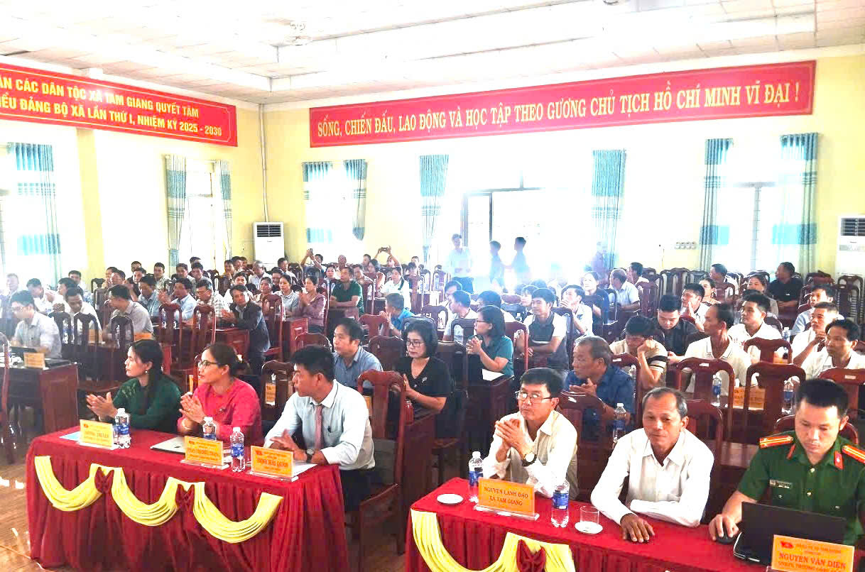 XÃ TAM GIANG CÔNG BỐ CÁC NGHỊ QUYẾT, QUYẾT ĐỊNH VỀ SẮP XẾP, TỔ CHỨC LẠI THÔN, BUÔN; THÀNH LẬP CHI BỘ, BAN CÔNG TÁC MẶT TRẬN VÀ KIỆN TOÀN CÔNG TÁC CÁN BỘ SAU SẮP XẾP