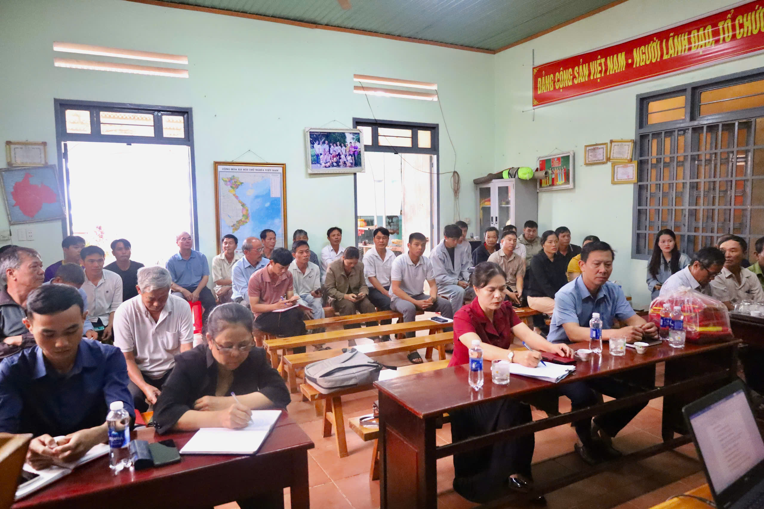 Đồng chí Bí thư Đảng ủy xã Tam Giang dự sinh hoạt thường kỳ Chi bộ thôn Ea Bir và Chi bộ thôn Tam Bình