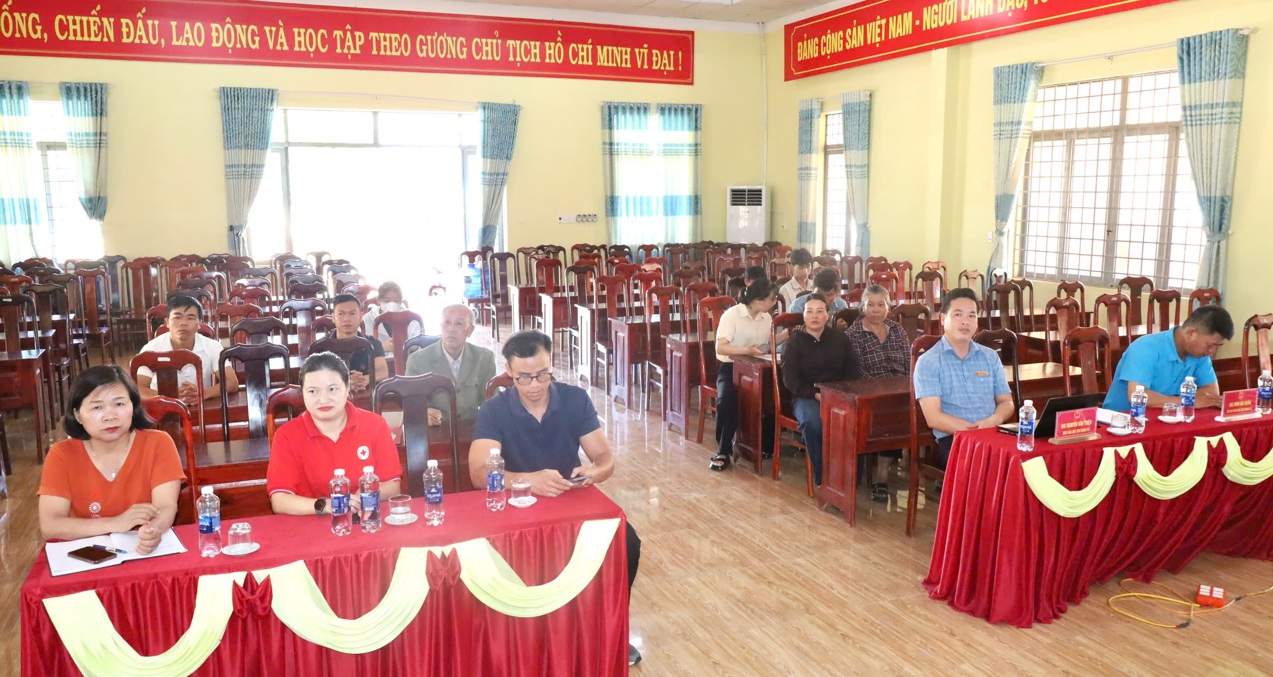 HỘI CHỮ THẬP ĐỎ TỈNH ĐẮK LẮK TRAO XE LĂN CHO NGƯỜI KHUYẾT TẬT TẠI XÃ TAM GIANG