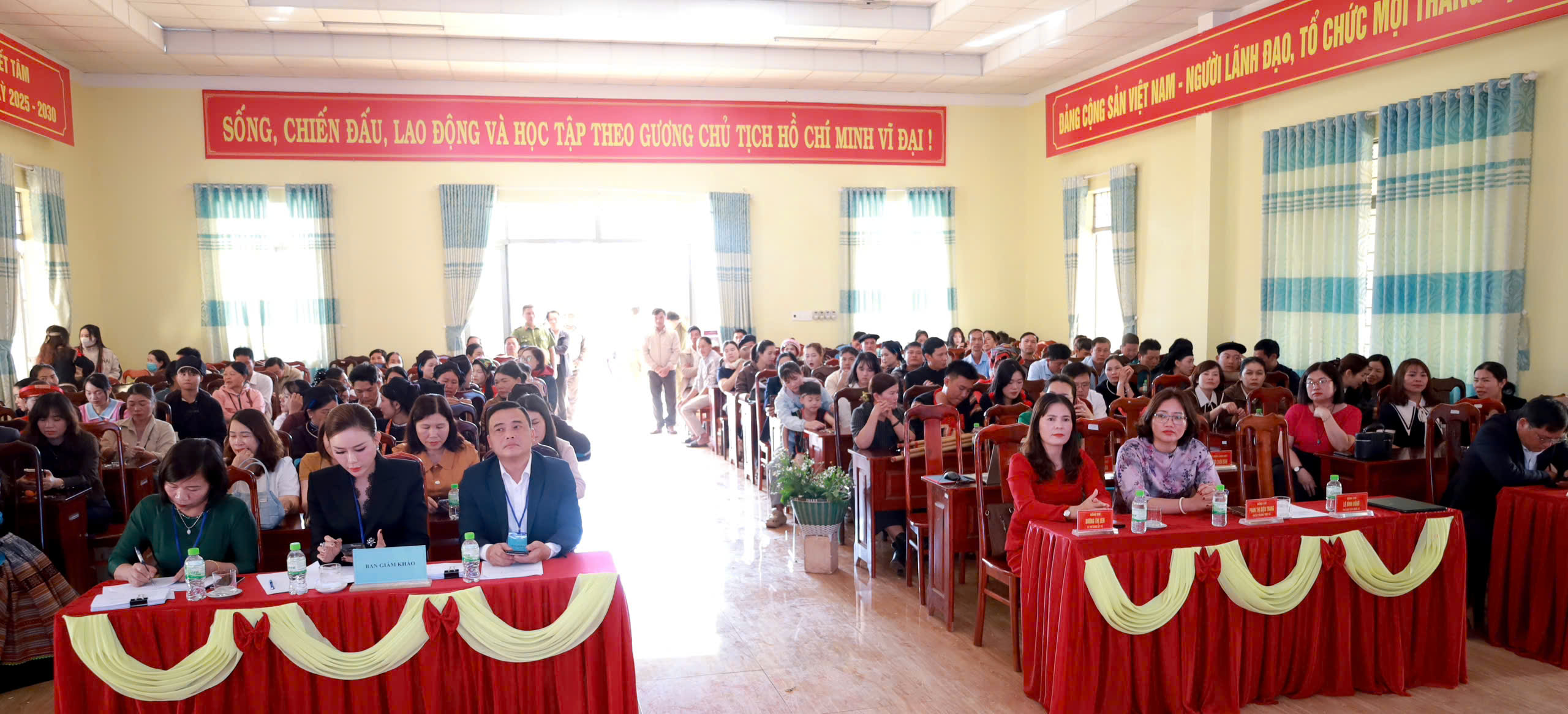 Xã Tam Giang, tỉnh Đăk Lăk tổ chức lễ khai mạc Hội thi Văn nghệ quần chúng; trình diễn trang phục và nhạc cụ các dân tộc Việt Nam